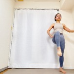 壁に手をついて立ち、片膝を曲げて腿上げをする腸腰筋を鍛えるエクササイズ