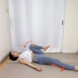 右膝を胸に寄せ、左脚を伸ばした仰向けの体勢