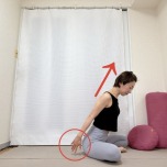 あぐらから上体を前に傾け、両腕を後ろ斜め下に伸ばした体勢