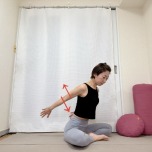 あぐらで座り、上体を目に傾け腕を後ろに伸ばして上下に動かす上腕三頭筋のエクササイズ