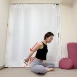 あぐらで座り、上体を目に傾け腕を後ろに伸ばして内側に寄せる上腕三頭筋のエクササイズ