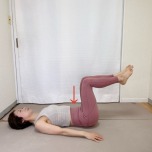 仰向けから脚を上げて膝を90度に曲げ、お腹を軽く引き込んだ体勢