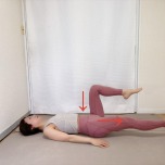 仰向けで右脚を浮かせて膝を90度に曲げ、左脚を床すれすれまで下した体勢
