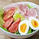 卵トッピング野菜サラダ