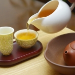 急須で湯呑みに注ぐ烏龍茶