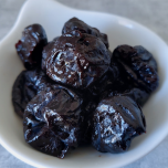 お皿に乗ったドライプルーン