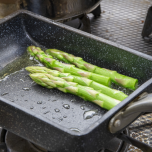 フライパンで炒めたアスパラガス