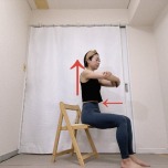 肘を胸の前で抱えて椅子に浅めに座った体勢