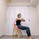 胸の前で肘を抱え、背中を軽く丸めて上体を後ろに倒した体勢