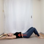 膝を立てた仰向けでタオルを持ち、タオルを引っ張りながらバンザイしてお腹を伸ばすストレッチ