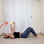 膝を立てた仰向けでタオルを持ち、引っ張りながら天井方向に腕を伸ばした体勢