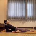 片足の割座のポーズ