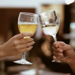 ワイングラスで乾杯