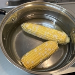 水から茹でるとうもろこし