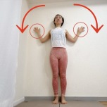 壁に背中をつけて立ち、肩を下し肩甲骨を寄せてＷの形を作った体勢