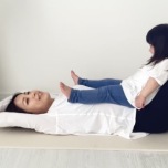 両手を伸ばすイメージ