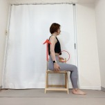 体の右側を背もたれに向け、背筋を伸ばして横向きで座った体勢