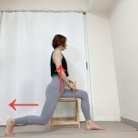 椅子の背もたれが体の右側にして横向きで座り、左脚を後ろに引いた体勢