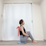 太腿の裏を両手で抱え、背筋を伸ばし、膝を立てて座った体勢