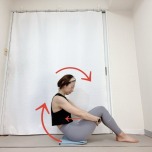 太腿の裏を両手で抱えて膝を立てて座り、お腹を忌避こんで背骨を丸めながら上体を後ろに倒した体勢