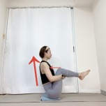 太腿の裏を両手で抱えて膝を立てて座り、背筋を伸ばしたまま上体を後ろに倒して足を床から浮かせた体勢