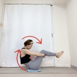 太腿の裏を両手で抱えて膝を立てて座り、足を浮かせ、背中を丸めてお腹を引き込みながら上体を後ろに倒した体勢