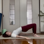 太もも鍛えるヨガポーズ