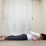 足を腰幅にして両手を胸の横についたうつ伏せの姿勢