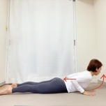 うつ伏せから背中の力で上体を上げたベビーコブラのポーズ