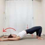 膝を立てた仰向けから、両手をバンザイしながらお尻を持ち上げる橋のポーズ