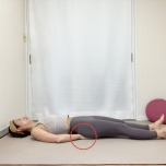 お尻の下に手を敷いて仰向けで寝た体勢
