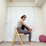椅子に座り、右足の裏を両手でつかんだ体勢
