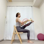 タオルを足の裏にかけて、椅子に座ってふくらはぎや太腿の裏を伸ばす行うサギのポーズストレッチ