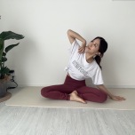肩に手をつけ体を傾けるイメージ