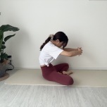 体の前で手を組み左右に揺れるイメージ