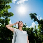 日差しの中にいる女性