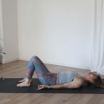 仰向けで足裏を合わせるポーズ1