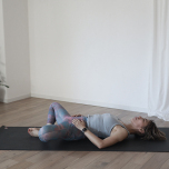 仰向けで足裏を合わせるポーズ2