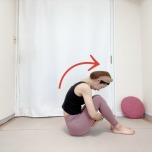 膝を立てて背中を丸めて座った体勢