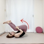 膝の後ろを抱えて座り、体を後ろにゴロンと転がした体勢