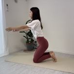 前に腕を伸ばす