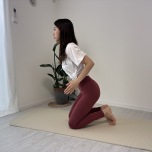 肘を曲げて後ろにひく