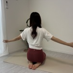 腕を横に伸ばす