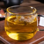 ガラスのマグカップで淹れたハーブティー