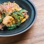 皿に盛り付けられたゴーヤチャンプルー