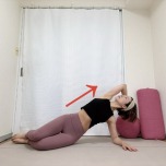 右肘を床につき、両膝を曲げて上体を右に倒した横向き寝の姿勢から右肘で床を押し、左体側を伸ばして胸を開いた体勢