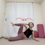 右肘を床について右に体を倒した横向き寝の姿勢から、左肘と左膝をタッチする脇腹の引き締めエクササイズ