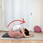 脚をひし形の形にしたがっせきのポーズから上体を前に倒したバタフライのポーズ