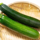 ザルに入ったズッキーニ