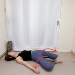 膝を立てた仰向けから左右交互に膝を倒すストレッチ